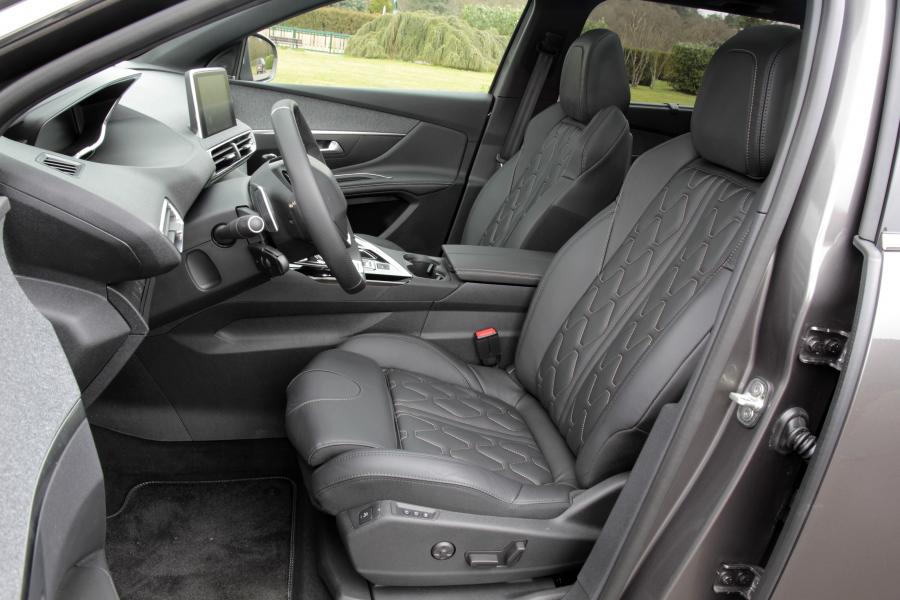 Интерьер Peugeot 5008 GT Line 2016 года  (WW) (фото 18 из 35)